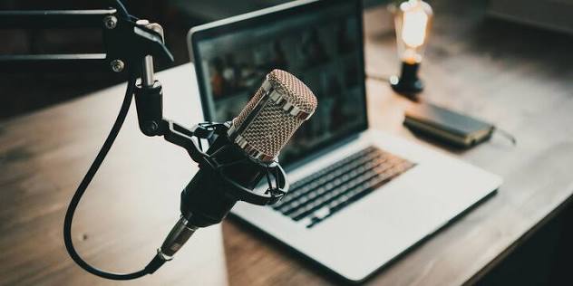 Podcast microphone and recording equipment